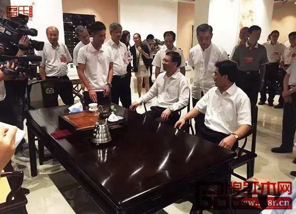 區(qū)氏臻品總經(jīng)理區(qū)錦澤（前排左一）親自接待調(diào)研團 