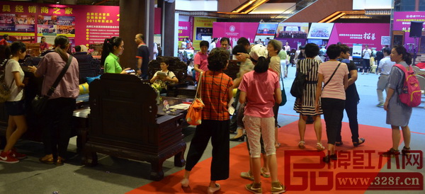 在2016全國品牌紅木經(jīng)銷商大會暨中山紅木全民狂歡團購節(jié)上,紅木云設立了特惠產(chǎn)品專區(qū) 在2016全國品牌紅木經(jīng)銷商大會暨中山紅木全民狂歡團購節(jié)上,紅木云設立了特惠產(chǎn)品專區(qū)