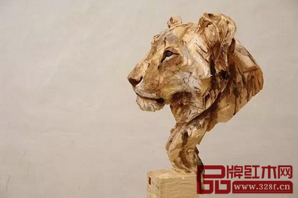 德國藝術(shù)家用鏈鋸創(chuàng)作出栩栩如生的動(dòng)物雕塑