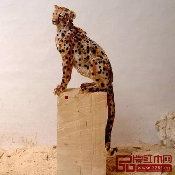 德國藝術(shù)家用鏈鋸創(chuàng)作出栩栩如生的動(dòng)物雕塑