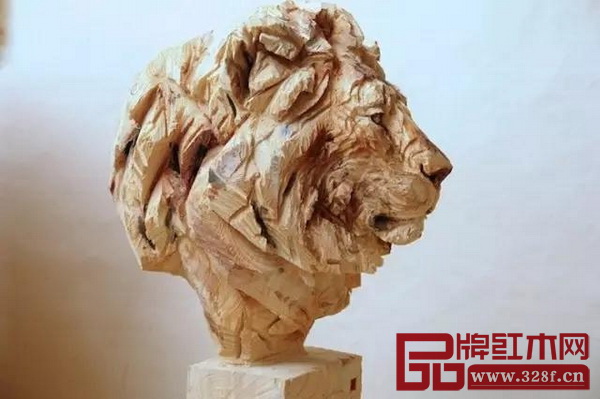 德國藝術(shù)家用鏈鋸創(chuàng)作出栩栩如生的動(dòng)物雕塑