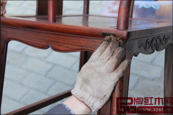 紅木家具要慎用濕布、毛巾和雞毛撣子