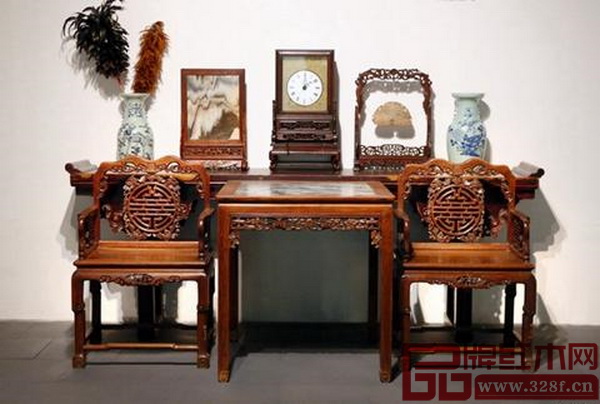 紅木家具要慎用濕布、毛巾和雞毛撣子