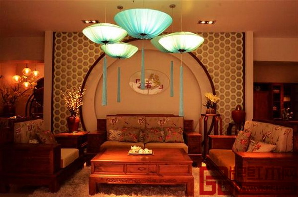 紅木家具切忌擺放緊靠墻 搬動宜輕抬