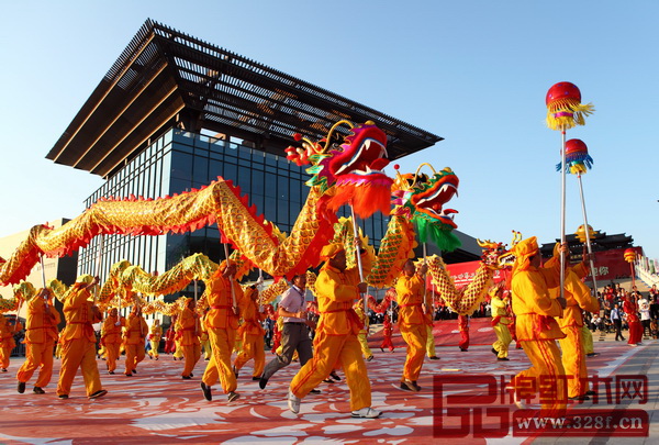 第九屆東博會(huì)現(xiàn)場(chǎng)舞龍表演 第九屆東博會(huì)現(xiàn)場(chǎng)舞龍表演