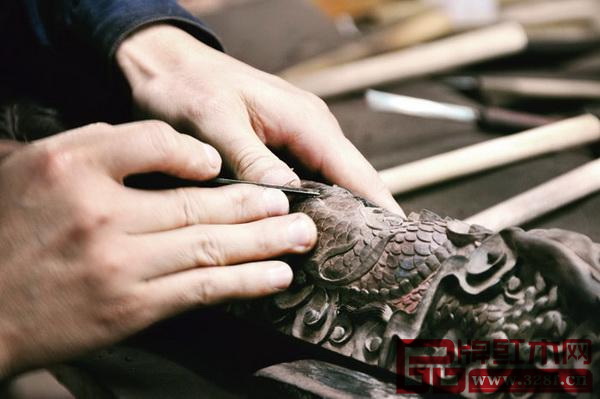 從雕刻到磨光、打蠟、拋光,客戶(hù)的定制產(chǎn)品在工匠的巧手下漸漸成形 從雕刻到磨光、打蠟、拋光,客戶(hù)的定制產(chǎn)品在工匠的巧手下漸漸成形