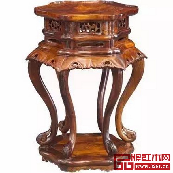 面板與腿足之間增加過渡階段使其增加了裝飾空間