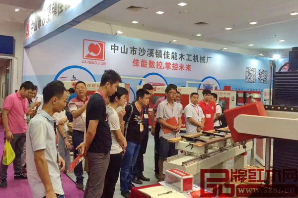 前來佳能機械深圳展展位參觀的紅木廠商及消費者絡繹不絕 前來佳能機械深圳展展位參觀的紅木廠商及消費者絡繹不絕