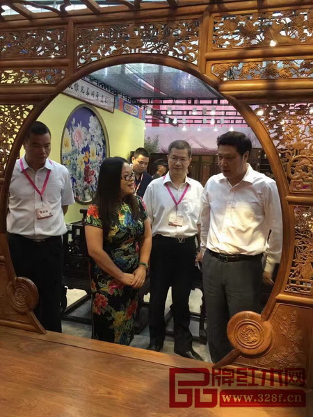 深圳市龍華新區(qū)黨工委書記余新國參觀孔連紅木 深圳市龍華新區(qū)黨工委書記余新國參觀孔連紅木