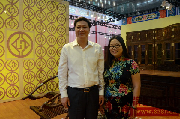 深圳市龍華新區(qū)黨工委書記余新國(左)與孔連紅木總經(jīng)李宏志(右)合影留念 深圳市龍華新區(qū)黨工委書記余新國(左)與孔連紅木總經(jīng)李宏志(右)合影留念