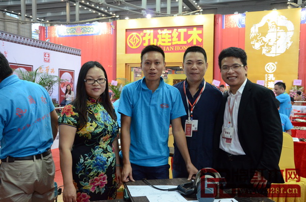孔連紅木雕刻技師(左二)參加“觀瀾杯”全國紅木設(shè)計雕刻大賽 孔連紅木雕刻技師(左二)參加“觀瀾杯”全國紅木設(shè)計雕刻大賽