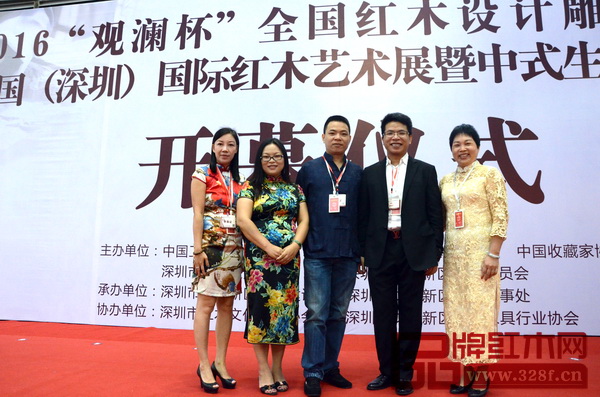 孔連紅木團(tuán)隊(duì)在深圳展開幕式現(xiàn)場合影留念 孔連紅木團(tuán)隊(duì)在深圳展開幕式現(xiàn)場合影留念