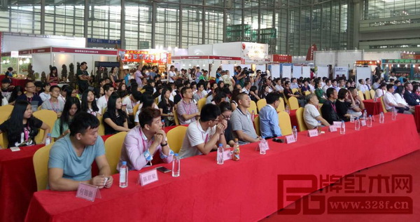 第二屆中國傳統(tǒng)家具發(fā)展高峰論壇現(xiàn)場虛無坐席 第二屆中國傳統(tǒng)家具發(fā)展高峰論壇現(xiàn)場虛無坐席