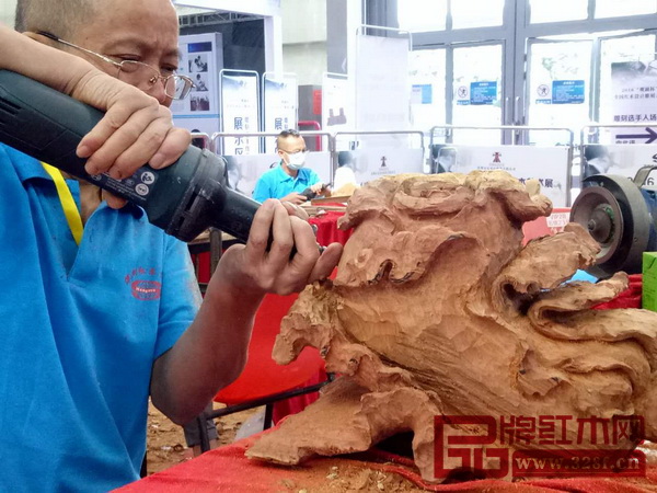 本次比賽時間為期三天,選手們要在現(xiàn)場完成打胚、雕刻、修光等全部制作流程 本次比賽時間為期三天,選手們要在現(xiàn)場完成打胚、雕刻、修光等全部制作流程