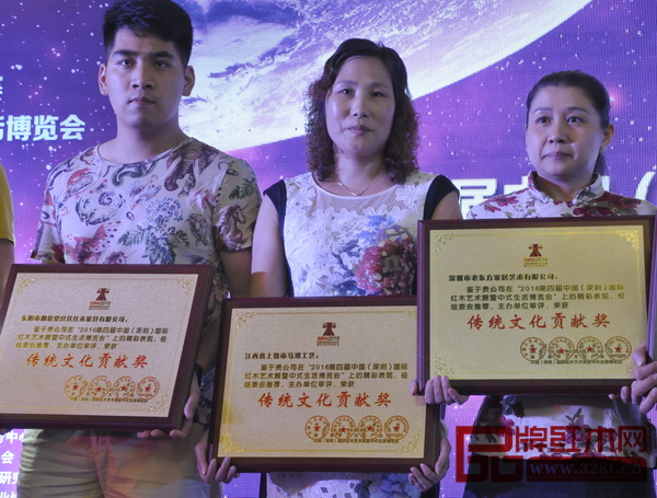 漢華瑰寶紅木(中)斬獲深圳紅木展“傳統(tǒng)文化貢獻獎” 漢華瑰寶紅木(中)斬獲深圳紅木展“傳統(tǒng)文化貢獻獎”