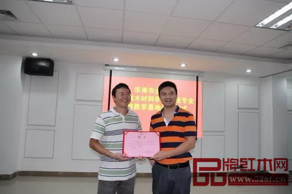 涂登云副教授（左）向李建堂主任（右）頒發(fā)實(shí)踐教學(xué)基地指導(dǎo)老師聘書