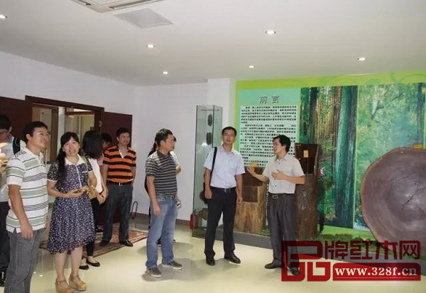 廣測(cè)協(xié)同創(chuàng)新中心負(fù)責(zé)人黃明華（右一）陪同華農(nóng)教師參觀協(xié)同創(chuàng)新中心