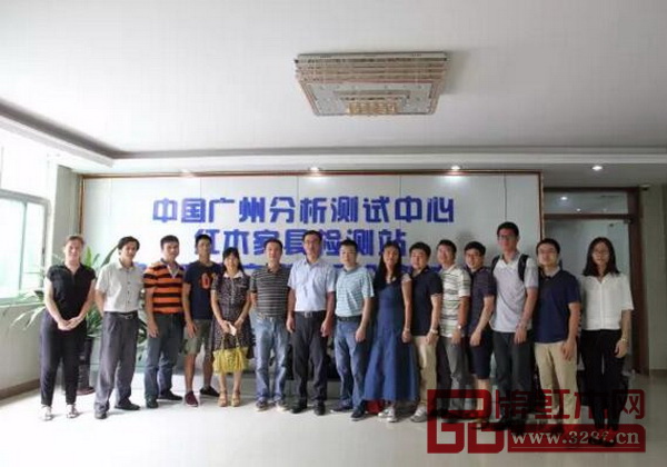 各位領(lǐng)導(dǎo)和教師合影留念