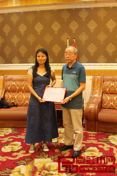 實踐教學(xué)基地特聘紅木家具技術(shù)專家曹新民先生為指導(dǎo)老師 實踐教學(xué)基地特聘紅木家具技術(shù)專家曹新民先生為指導(dǎo)老師