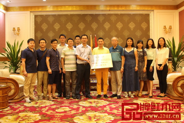 出席掛牌儀式的嘉賓合影留念 出席掛牌儀式的嘉賓合影留念