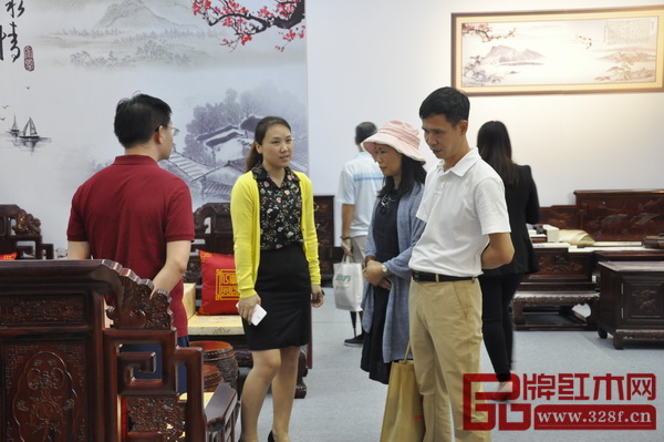 環(huán)宇一品紅木展館內(nèi)呈列的展品吸引了眾多參會(huì)者的眼球 環(huán)宇一品紅木展館內(nèi)呈列的展品吸引了眾多參會(huì)者的眼球