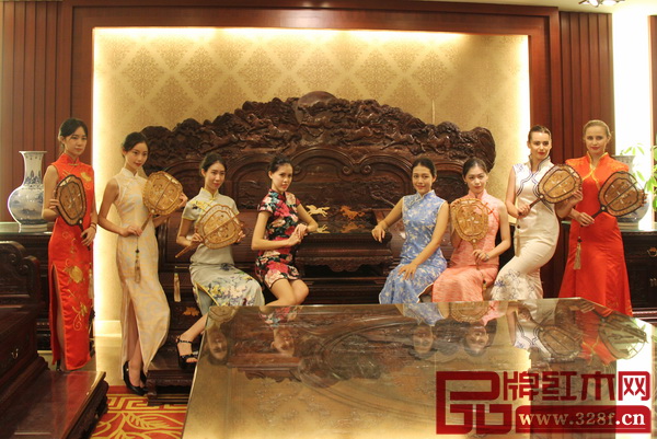 中外模特與東成紅木家具 中外模特與東成紅木家具