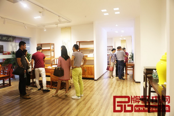 南枝紅紅木深圳店賓客絡(luò)繹不絕 南枝紅紅木深圳店賓客絡(luò)繹不絕