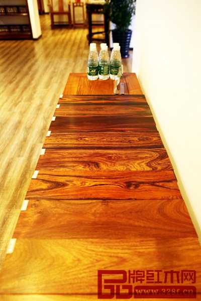 展廳內(nèi)陳列的木材樣板讓賓客近距離觀賞木紋之美,木之原香 展廳內(nèi)陳列的木材樣板讓賓客近距離觀賞木紋之美,木之原香