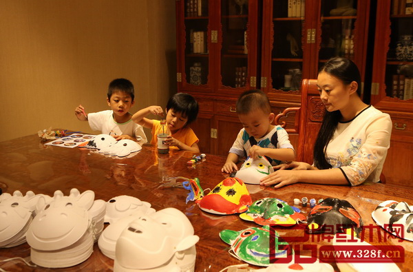 臉譜涂鴉親子互動，讓孩子感受中國傳統(tǒng)文化中的樂趣