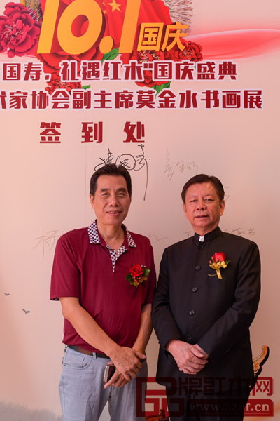 東莞市美術(shù)家協(xié)會副主席莫金水（左）與中國傳統(tǒng)工藝大師、國壽紅木董事長陳國壽合影