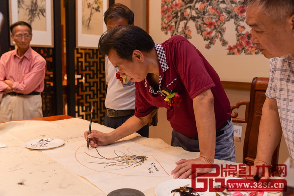 本次活動邀請到東莞市美術(shù)家協(xié)會副主席莫金水現(xiàn)場潑墨書畫