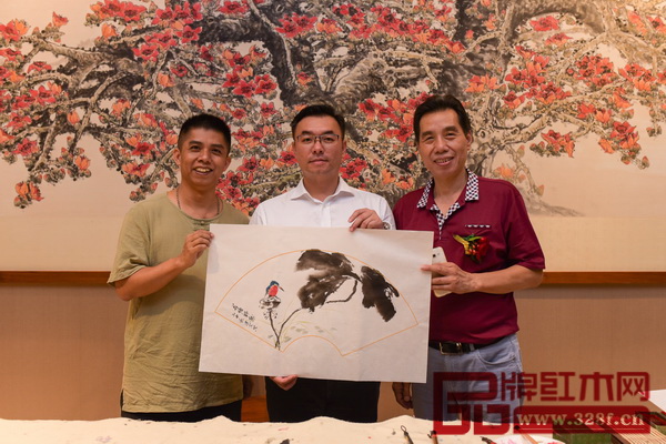 國壽紅木副董事長陳淦凡（中）與東莞市美術(shù)家協(xié)會副主席莫金水（右一）等嘉賓合影