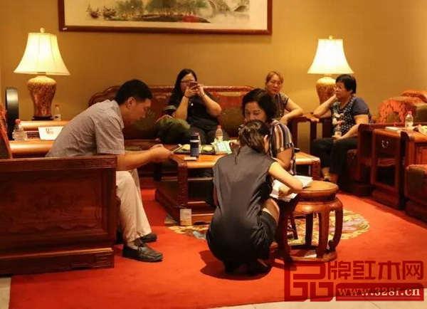 現(xiàn)場來賓踴躍簽單，國壽紅木匠心制作的家具好評如潮