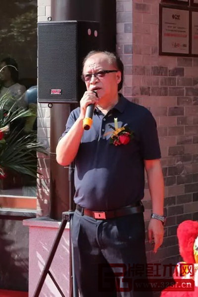 東莞市美術(shù)家協(xié)會主席、嶺南畫院終身榮譽(yù)院長黃澤森預(yù)祝本次活動成功舉辦