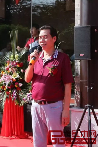 東莞市美術(shù)家協(xié)會副主席莫金水宣布個(gè)人畫展正式開幕