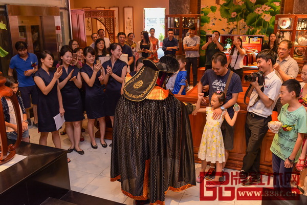 專業(yè)的川劇表演吸引了場內(nèi)嘉賓的目光