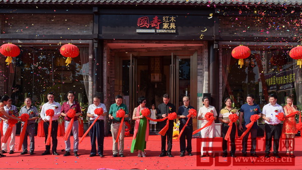 國壽紅木主要領(lǐng)導(dǎo)及活動貴賓一同進(jìn)行剪彩儀式