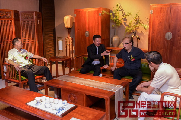 中國傳統(tǒng)工藝大師、國壽紅木董事長陳國壽（左二）與現(xiàn)場受邀嘉賓交流傳統(tǒng)文化和紅木家具結(jié)合所帶來的雅致文化生活