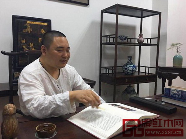 全聯(lián)藝術紅木家具專委會專家顧問、東北林業(yè)大學研究生導師、東北林業(yè)大學明清家具研究所所長牛曉霆 全聯(lián)藝術紅木家具專委會專家顧問、東北林業(yè)大學研究生導師、東北林業(yè)大學明清家具研究所所長牛曉霆