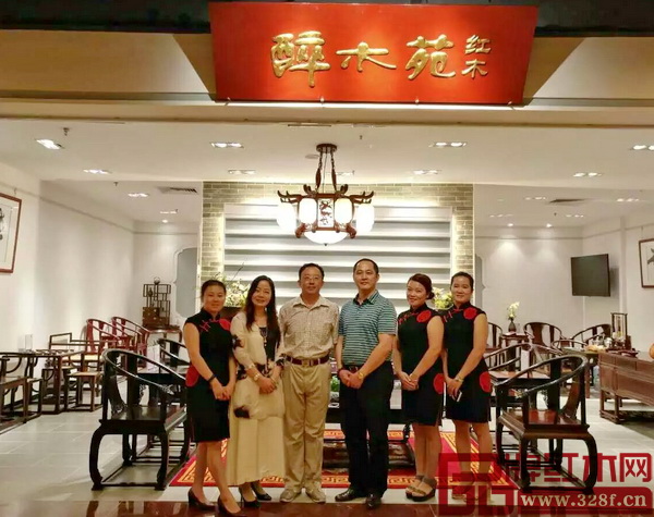 華南農(nóng)業(yè)大學(xué)教授、博士生導(dǎo)師李凱夫（左三）與醉木苑總經(jīng)理鄭庭華（右三）在醉木苑位于廣州市花城大道馬會家居一樓1719號的展廳前留影