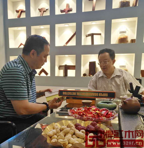 李凱夫教授（右）就企業(yè)如何差異化發(fā)展與醉木苑總經(jīng)理鄭庭華（左）深入交流，并為醉木苑的品牌化發(fā)展獻策