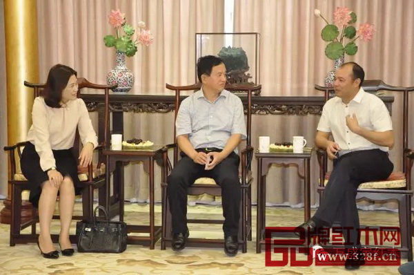 深圳市紅木文化藝術(shù)協(xié)會秘書長唐明君(左)、香港富華國際集團(tuán)董事長趙勇(中)、萬盛宇紅木董事長蔣楨全親切交流 深圳市紅木文化藝術(shù)協(xié)會秘書長唐明君(左)、香港富華國際集團(tuán)董事長趙勇(中)、萬盛宇紅木董事長蔣楨全親切交流
