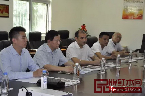 萬盛宇紅木董事長蔣楨向香港富華國際集團(tuán)董事長趙勇(左二)一行介紹了紅木行業(yè)的整體行情 萬盛宇紅木董事長蔣楨向香港富華國際集團(tuán)董事長趙勇(左二)一行介紹了紅木行業(yè)的整體行情