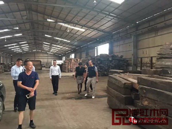 萬盛宇紅木董事長蔣楨全,副董事長陸正大等公司領(lǐng)導(dǎo)與深圳市紅木文化藝術(shù)協(xié)會秘書長唐明君陪同富華國際集團(tuán)董事長趙勇一行參觀萬盛宇木材貿(mào)易基地 萬盛宇紅木董事長蔣楨全,副董事長陸正大等公司領(lǐng)導(dǎo)與深圳市紅木文化藝術(shù)協(xié)會秘書長唐明君陪同富華國際集團(tuán)董事長趙勇一行參觀萬盛宇木材貿(mào)易基地