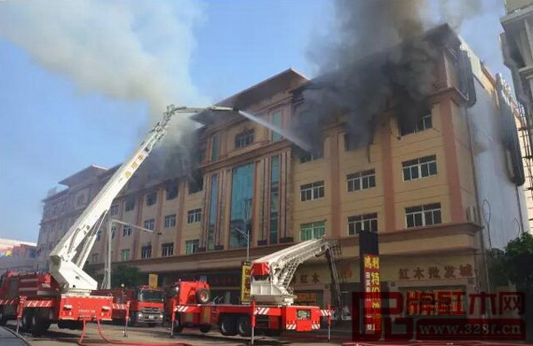 10月10日凌晨,大涌一紅木家具廠發(fā)生火災(zāi),引起社會(huì)各界對(duì)消防安全的關(guān)注 10月10日凌晨,大涌一紅木家具廠發(fā)生火災(zāi),引起社會(huì)各界對(duì)消防安全的關(guān)注