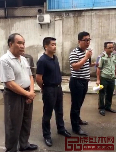 大涌鎮(zhèn)黨委副書記、鎮(zhèn)長候選人賀修虎(左二)、大涌鎮(zhèn)黨委委員閆春偉(左三)、中山市紅木家具行業(yè)協(xié)會(huì)會(huì)長蕭照興(左一)等政府部門負(fù)責(zé)人和行業(yè)組織負(fù)責(zé)人出席大涌鎮(zhèn)消防現(xiàn)場(chǎng)會(huì)議 大涌鎮(zhèn)黨委副書記、鎮(zhèn)長候選人賀修虎(左二)、大涌鎮(zhèn)黨委委員閆春偉(左三)、中山市紅木家具行業(yè)協(xié)會(huì)會(huì)長蕭照興(左一)等政府部門負(fù)責(zé)人和行業(yè)組織負(fù)責(zé)人出席大涌鎮(zhèn)消防現(xiàn)場(chǎng)會(huì)議