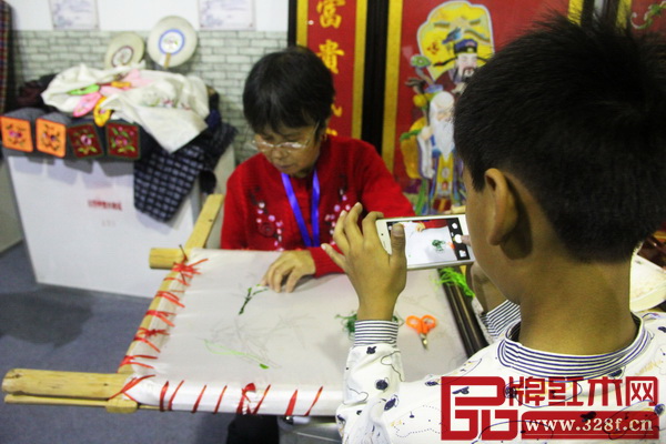 第十屆東博會(huì)期間,非遺展區(qū)表演驚艷了小朋友 第十屆東博會(huì)期間,非遺展區(qū)表演驚艷了小朋友