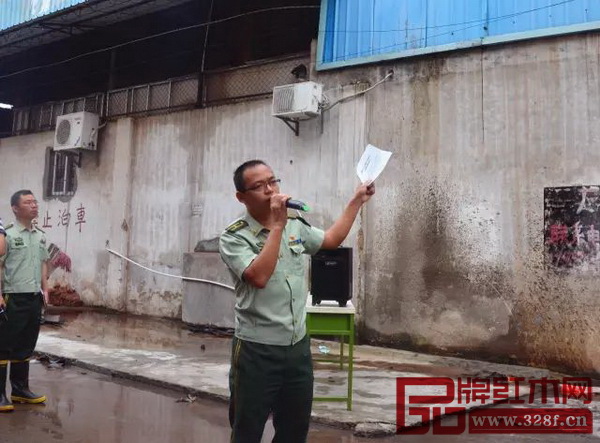 大涌消防大隊隊長鄒光佑通報了火災(zāi)事故基本情況并總結(jié)了這起事故原因 大涌消防大隊隊長鄒光佑通報了火災(zāi)事故基本情況并總結(jié)了這起事故原因