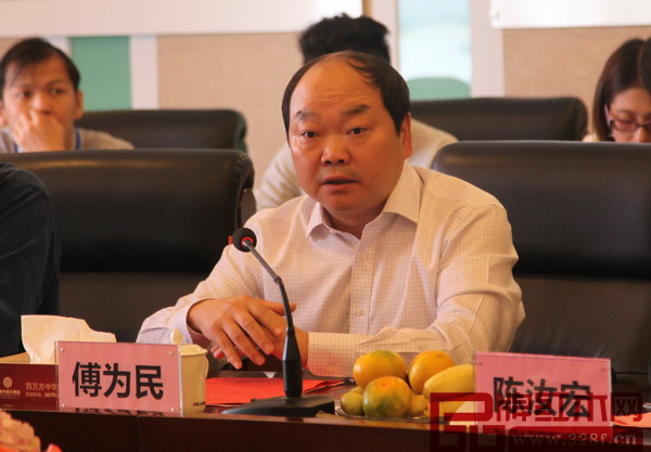 東陽市木雕紅木產業(yè)管理辦公室主任傅為民介紹東陽木雕·紅木家具產業(yè)規(guī)模及發(fā)展現(xiàn)狀 東陽市木雕紅木產業(yè)管理辦公室主任傅為民介紹東陽木雕·紅木家具產業(yè)規(guī)模及發(fā)展現(xiàn)狀