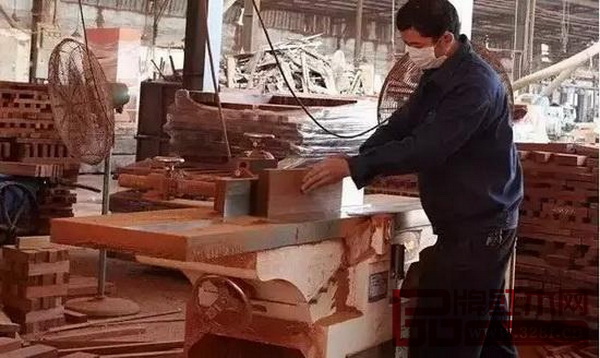 紅木家具開料的帶鋸鋸路精度提高